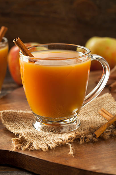 温かいホットアップルサイダー - hot apple cider cider cinnamon heat ストックフォトと画像