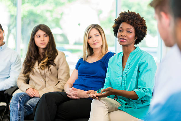 афроамериканка, выступающая во время групповой терапии - discussion women circle therapy стоковые фото и изображения