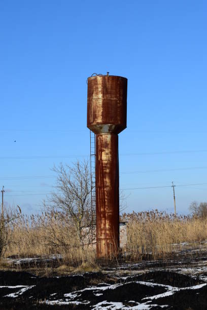 arrugginito acqua tower - rusty storage tank nobody photography foto e immagini stock