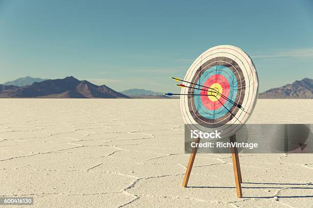 Objetivo De Arco Y Flecha Con Flechas Foto de stock y más banco de imágenes de Blanco - Artículos deportivos - Blanco - Artículos deportivos, Centro del Blanco, Exactitud