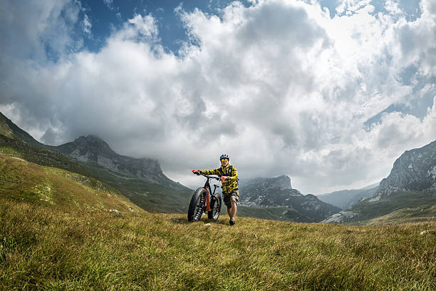 istock Male bicycle rider in the mountains 600416180