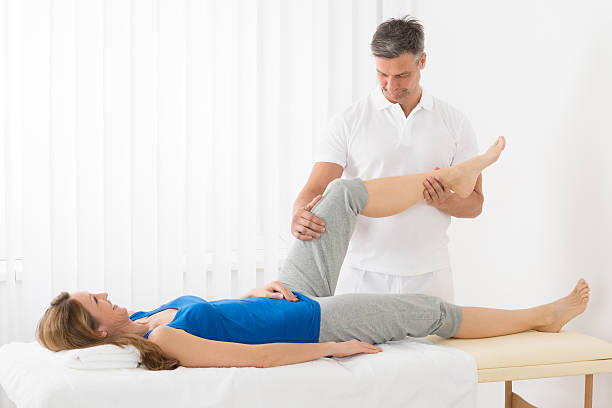 kobieta odbiera masaż nóg w spa - reflexology massaging recovery sport zdjęcia i obrazy z banku zdjęć