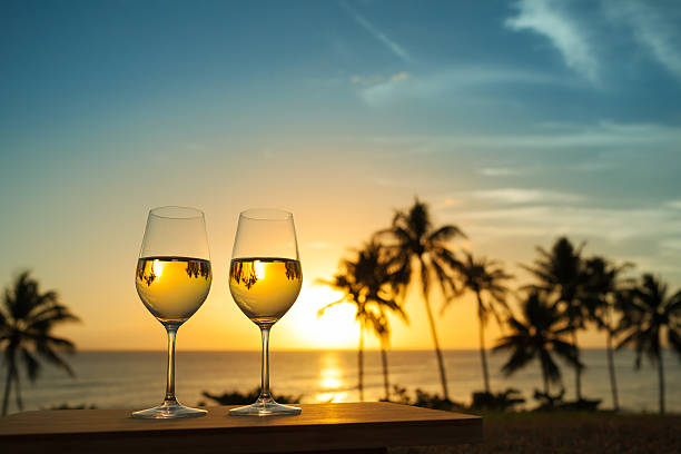 vino con bellissimo tramonto - drink alcohol summer celebration foto e immagini stock