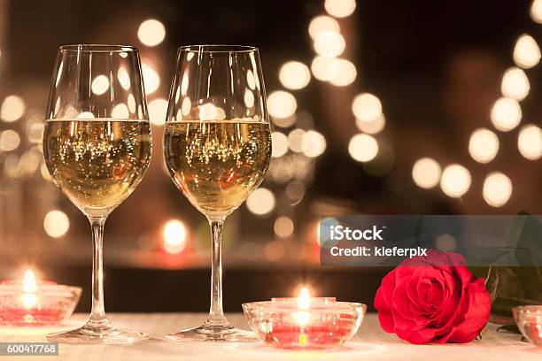 Impostazione Cena Romantica - Fotografie stock e altre immagini di San Valentino - Festività pubblica - San Valentino - Festività pubblica, Spumante, Vino