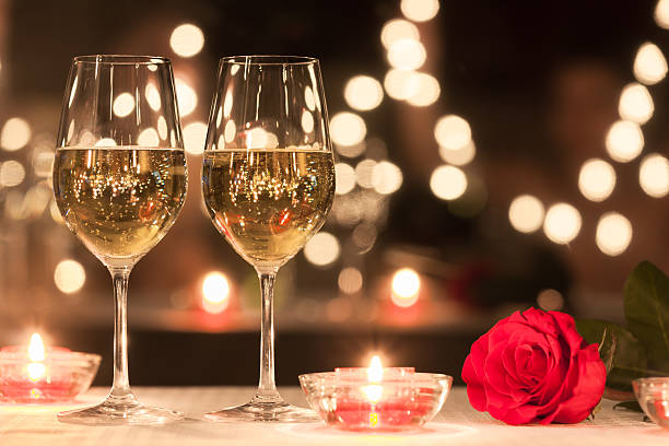 рома�нтический ужин место - romance gift rose valentines day стоковые фото и изображения