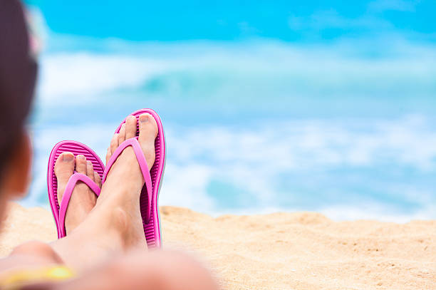 女性のビーチでのリラックス  - flip flop human foot sand women ストックフォトと画像