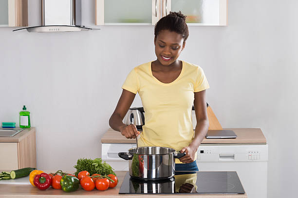 mujer en cocina comida en la cocina - cooking domestic kitchen vegetable soup fotografías e imágenes de stock