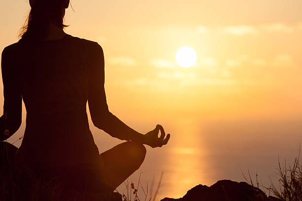 pacífica meditação - female silhouette beautiful professional sport imagens e fotografias de stock