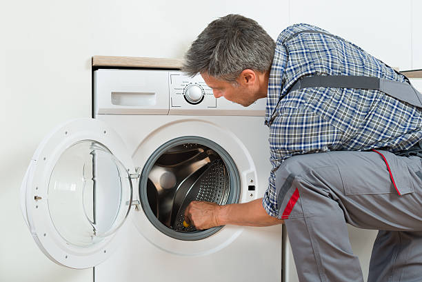 naprawiarz sprawdzanie pralki w domu - repairing appliance clothes washer repairman zdjęcia i obrazy z banku zdjęć