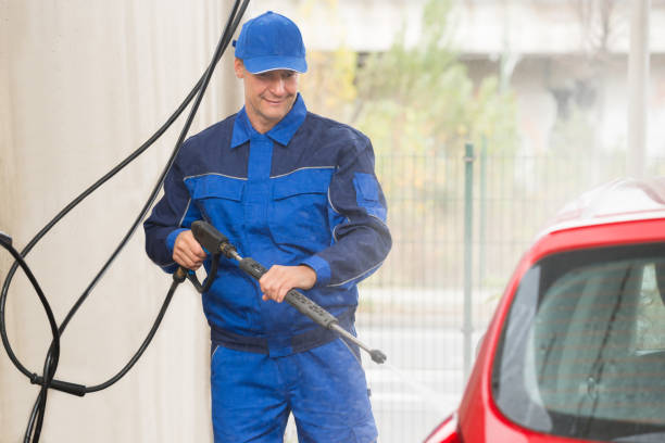 istock Serviceman With High Pressure Water Jet Washing Car 600669140