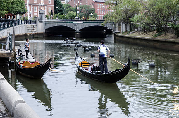 gondolas on providence river in rhode island - men gondolier people activity imagens e fotografias de stock