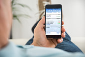 nahaufnahme-von-person-mit-handy-tun-online-banking.jpg?b=1&s=170x170&k=20&c=D3LAlnb5lt5oeKsR7Xb9CPwQysr079kP4zJ3eF0cgyA=