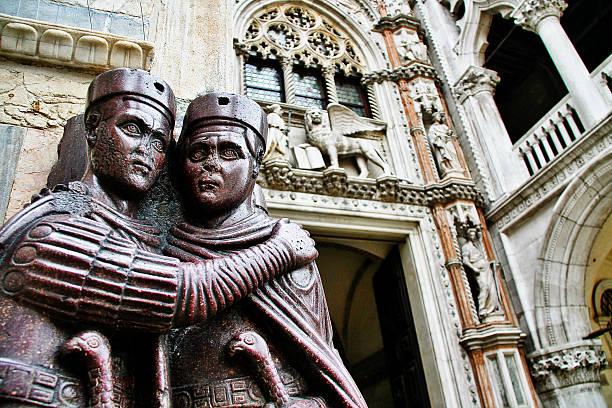 veneto, wenecja, włochy - 21 marca 2010 - pomnik czterech tetrarch�ów - roman statue julius caesar tunic zdjęcia i obrazy z banku zdjęć