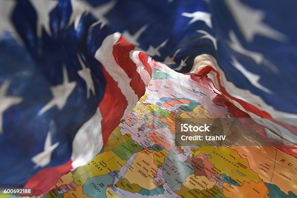 米国が世界に向けた安全保障毛布 - 外交問題のストックフォトや画像を多数ご用意 - 外交問題, アメリカ合衆国, アメリカ国旗
