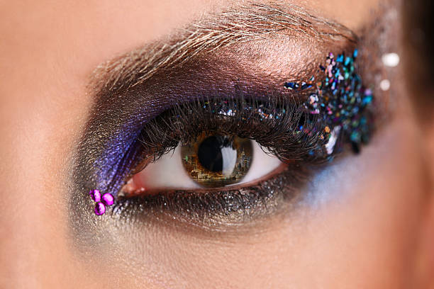 reflejo de la ciudad en maquillaje de ojos. cerrar - glitter make up eyelash human face fotografías e imágenes de stock