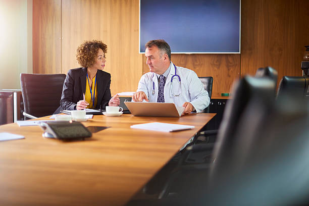старший врач с администратором - legal failure стоковые фото и изображения