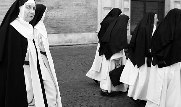 로마, 이탈리아: 전통 습관의 수녀 그룹 (b&w) - nun habit catholicism women 뉴스 사진 이미지