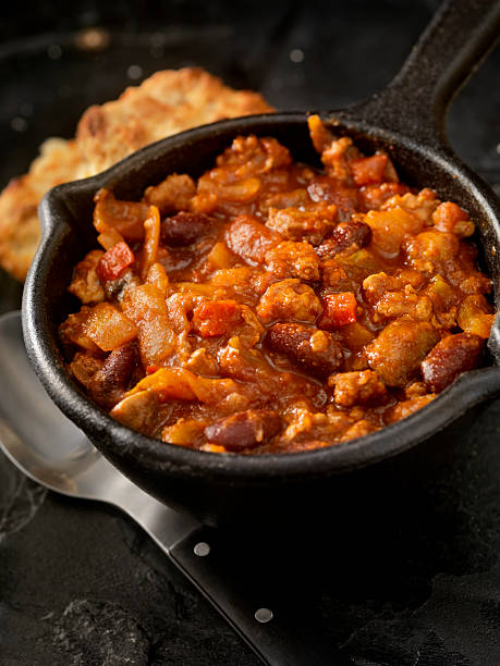 chili with fresh biscuits - chili food bowl ready to eat imagens e fotografias de stock