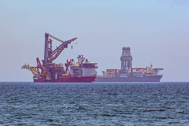 spezialschiffe in der nähe der küste von limassol, zypern vor anker - drillship stock-fotos und bilder