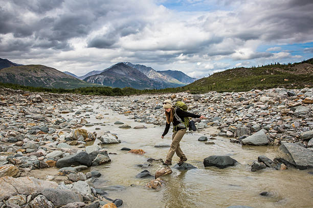 遠く離れた山の荒野、アラスカのバックパッカーの交差点 - river crossing ストックフォトと画像