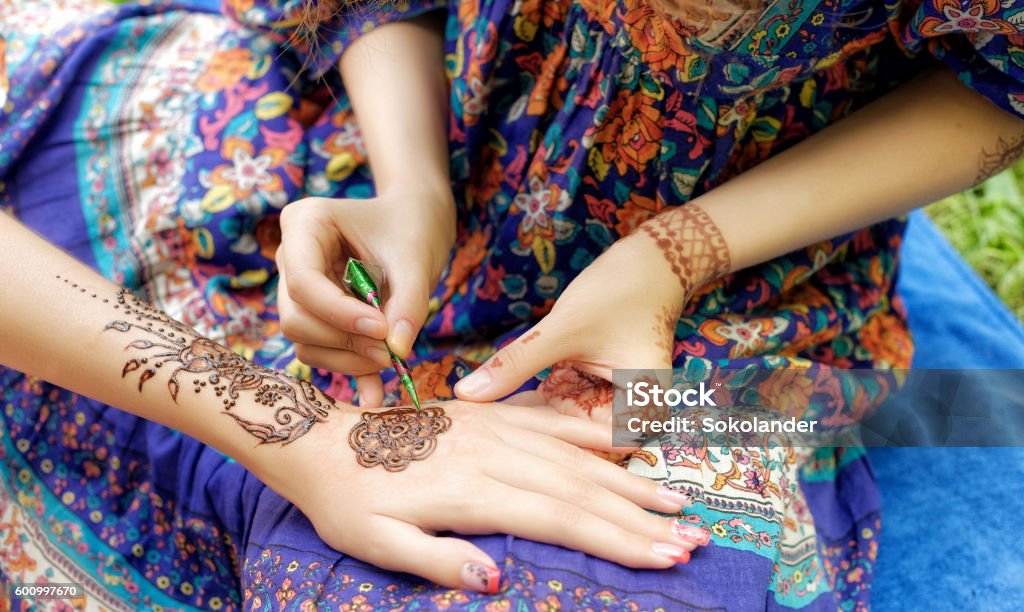 junge Frau mehendi Künstler Malerei Henna auf der Hand - Lizenzfrei Blumenmuster Stock-Foto