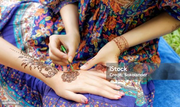 Junge Frau Mehendi Künstler Malerei Henna Auf Der Hand Stockfoto und mehr Bilder von Blumenmuster