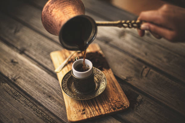 café turc traditionnel - pouring coffee human hand cup photos et images de collection