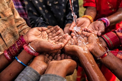 Manos de los pobres de niños africanos pedir agua potable photo