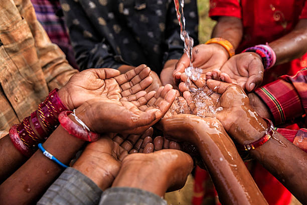 mains de mauvaise enfants africains posant pour eau potable - africa photos et images de collection
