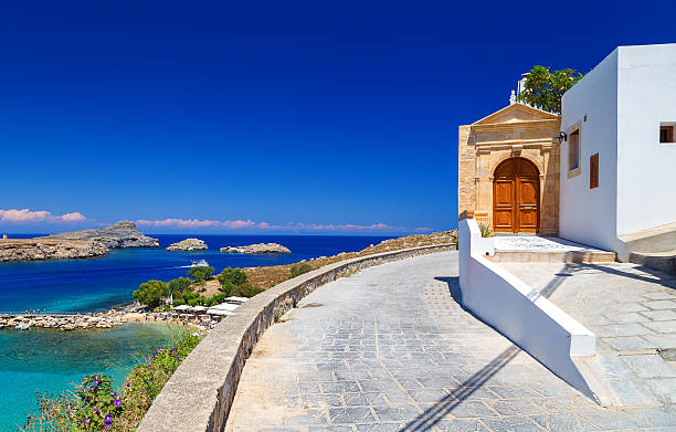 schönes haus in lindos auf hintergrund bucht, yachten und schiffe - lindos stock-fotos und bilder