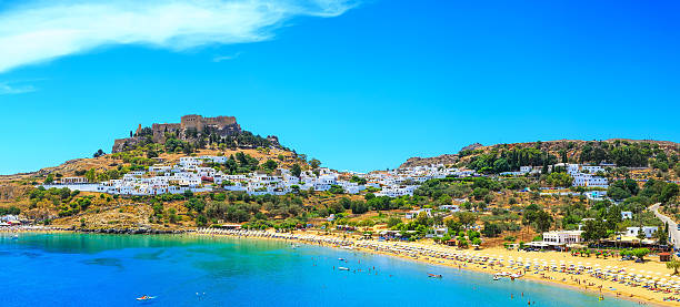 malerische rhodos-insel, lindos bucht. griechenland, sommer sonniger tag - lindos stock-fotos und bilder