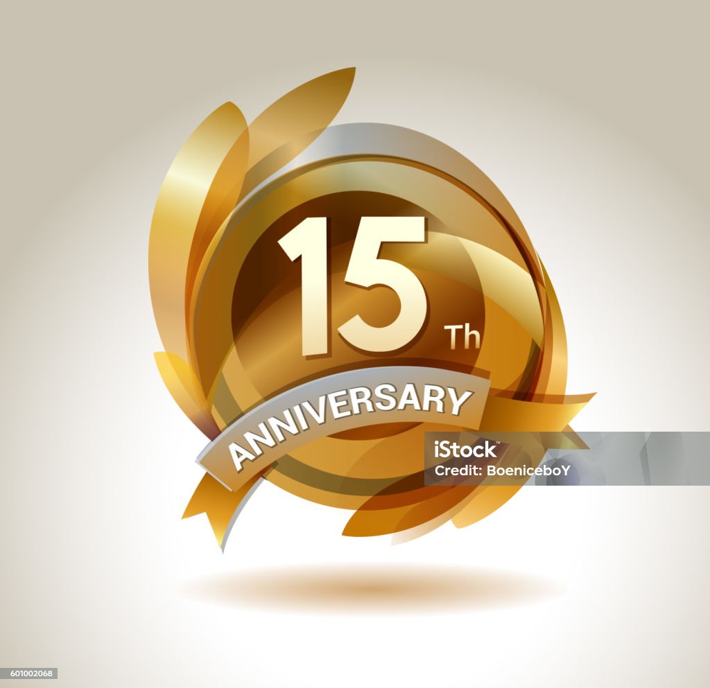 Logotipo da fita do 15º aniversário com círculo dourado e elementos gráficos - Vetor de Número 15 royalty-free