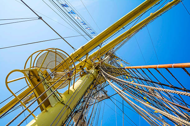 mastro de navio alto em um dia ensolarado - mizzen - fotografias e filmes do acervo