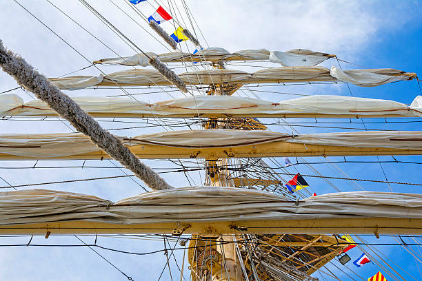 mastro de navio alto em um dia ensolarado - mizzen - fotografias e filmes do acervo