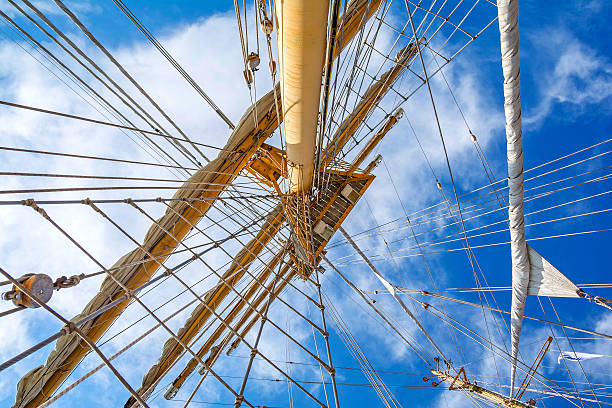 mastro de navio alto em um dia ensolarado - mizzen - fotografias e filmes do acervo