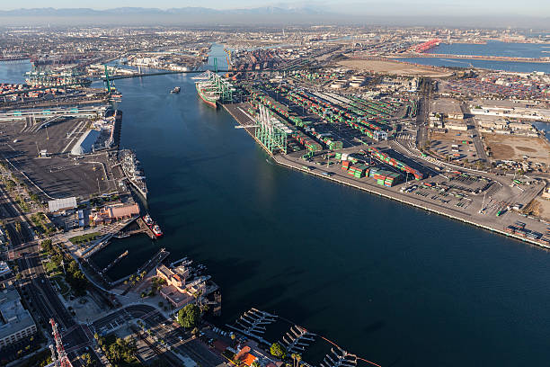 ロサンゼルス船海峡 - vincent thomas bridge ストックフォトと画像