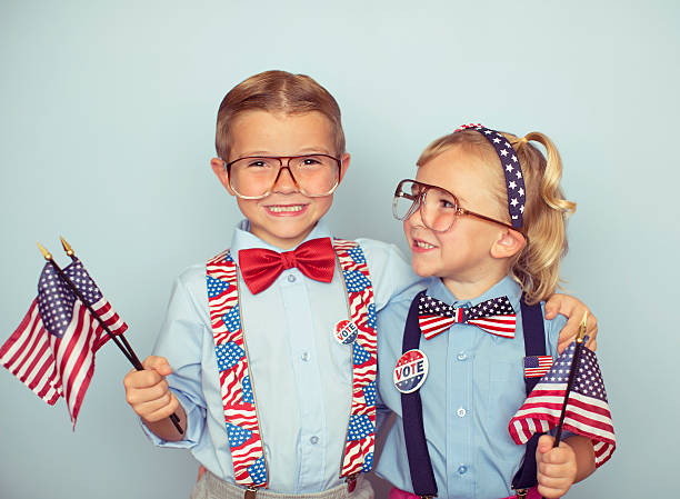 jeune couple garçon et fille avec drapeaux américains - embracing all north american flags female small town america photos et images de collection
