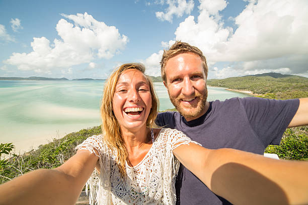 힐 인렛-휘트선데이 제도에서 셀카 초상화를 찍는 젊은 부부 - australia photographing camera beach 뉴스 사진 이미지