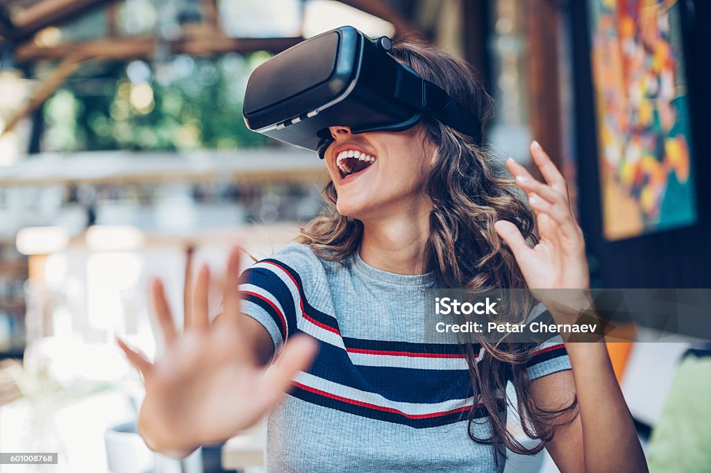 Amuser avec casque de réalité virtuelle - Photo de Simulateur de réalité virtuelle libre de droits