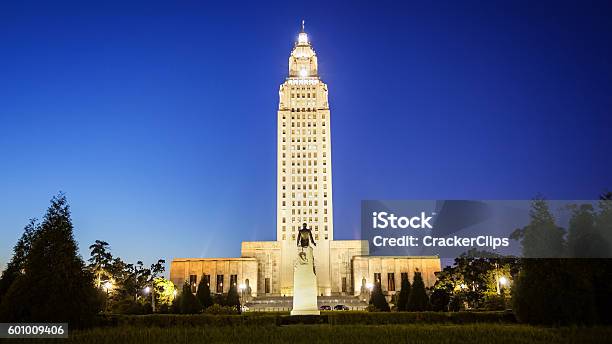 Foto de Edifício Do Capitólio Do Estado Da Louisiana Em Baton Rouge À Noite e mais fotos de stock de Capitólio do Estado da Louisiana