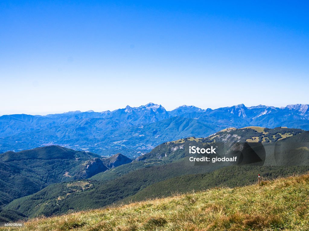Lungo il sentiero verso la vetta della montagna - Foto stock royalty-free di Ambientazione esterna