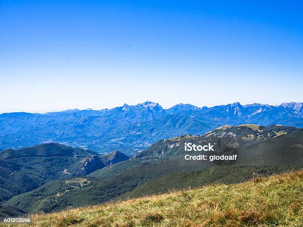 Lungo Il Sentiero Verso La Vetta Della Montagna - Fotografie stock e altre immagini di Ambientazione esterna - Ambientazione esterna, Appennini, Attività ricreativa