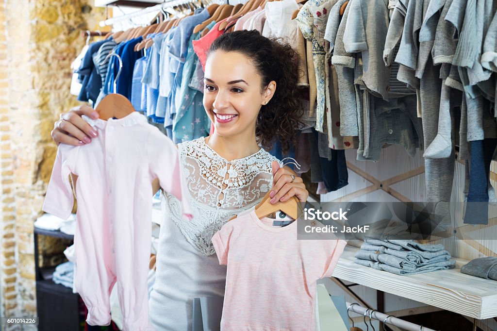 Mulher comprando terno de dormir bebê - Foto de stock de Comércio - Consumismo royalty-free