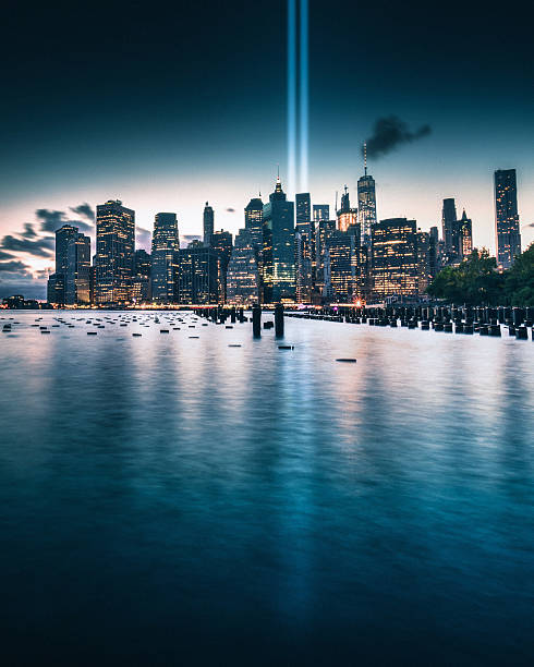 skyline di new york e ponte di manhattan per l'11 settembre - world trade center september 11 new york city manhattan foto e immagini stock