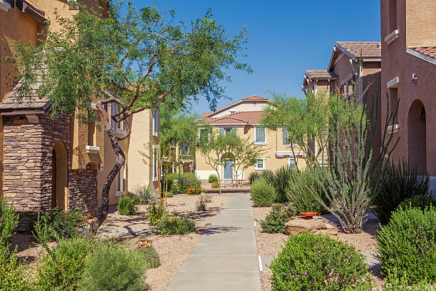 cours avant des maisons de l’arizona - southwest usa house residential structure stucco photos et images de collection