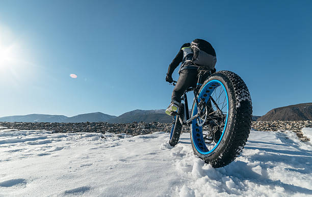 fatbike (жирный велосипед или жир-шинный велосипед) - winter river стоковые фото и изображения