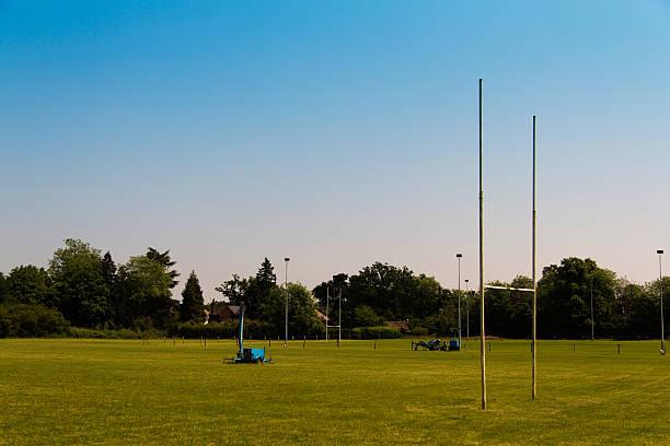 arremessos vazios de rúgbi em um parque local - rugby wooden post goal post rugby post - fotografias e filmes do acervo