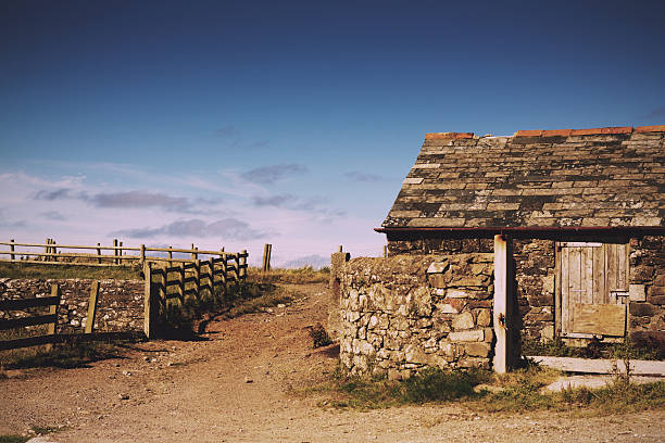 traditionelles altes bauernhaus in der kornischen landschaft vintage ret - sea passage audio stock-fotos und bilder