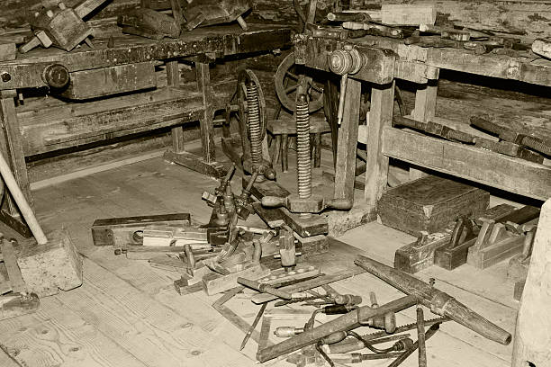 ヴィンテージツールハンギング - saw old fashioned mechanic antique ストックフォトと画像