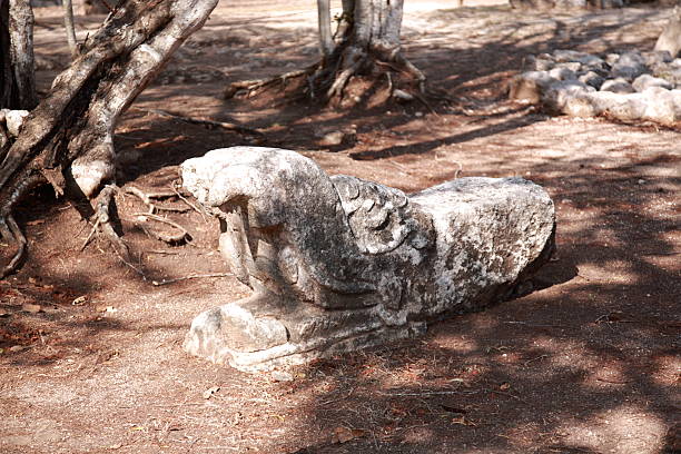 Serpente de pedra emplumada da pirâmide de Osario, em Chichen Itza, México. - foto de acervo